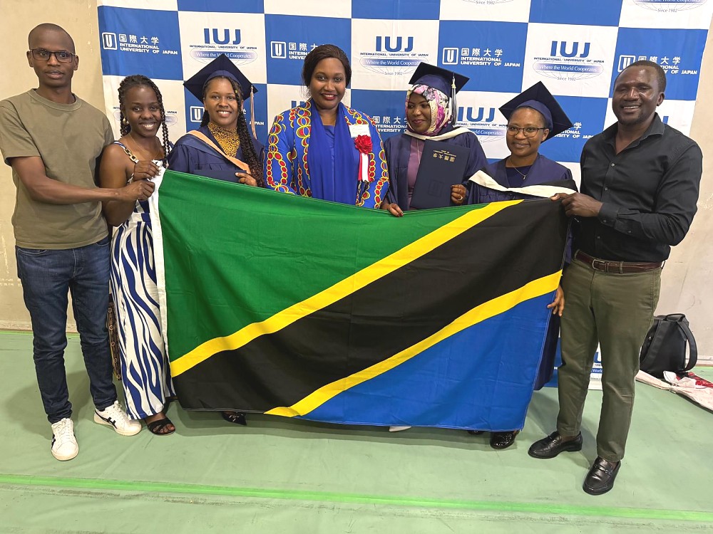 Afisa Ubalozi, Bi. Edna Dioniz Chuku pamoja na wahitimu na wanafunzi watanzania kwenye picha ya pamoja wakati wa Mahafali ya Chuo Kikuu cha Kimataifa cha Japan (International University of Japan - IUJ), tarehe 22 Juni 2024.
