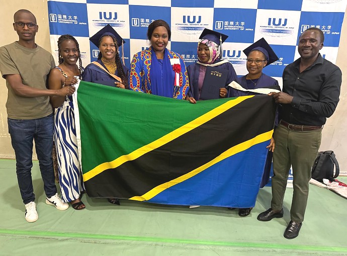 Afisa Ubalozi, Bi. Edna Dioniz Chuku pamoja na wahitimu na wanafunzi watanzania kwenye picha ya pamoja wakati wa Mahafali ya Chuo Kikuu cha Kimataifa cha Japan (International University of Japan - IUJ), tarehe 22 Juni 2024.