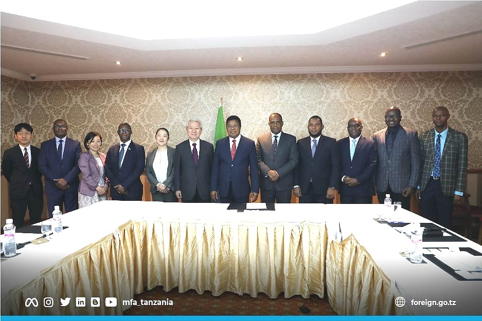 Waziri Mkuu Khasim Majaliwa, kwenye picha ya pamoja na Dkt. Tanaka Akihiko, Rais wa Shirika la Maendeleo la Kimataifa la Japan (JICA) pamoja na ujumbe wao mara baada ya kuhitimishwa kwa mazungumzo ya pande mbili, tarehe 29 Agosti 2022