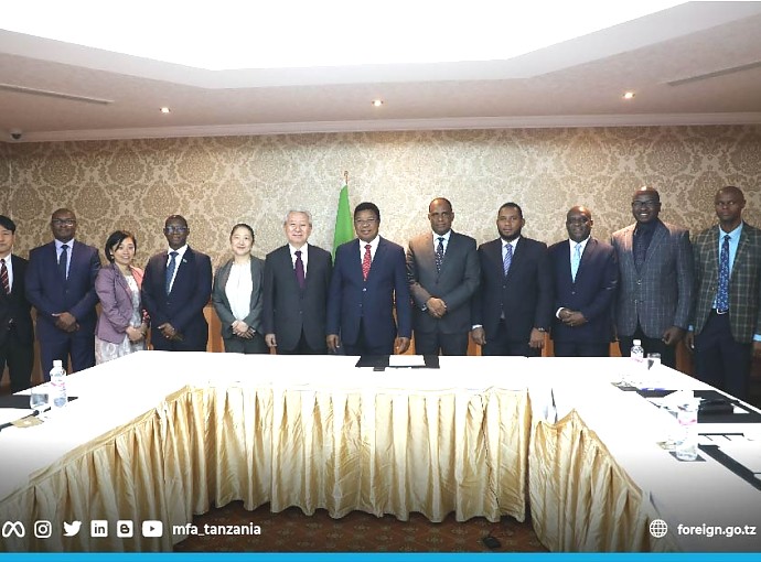 Waziri Mkuu Khasim Majaliwa, kwenye picha ya pamoja na Dkt. Tanaka Akihiko, Rais wa Shirika la Maendeleo la Kimataifa la Japan (JICA) pamoja na ujumbe wao mara baada ya kuhitimishwa kwa mazungumzo ya pande mbili, tarehe 29 Agosti 2022