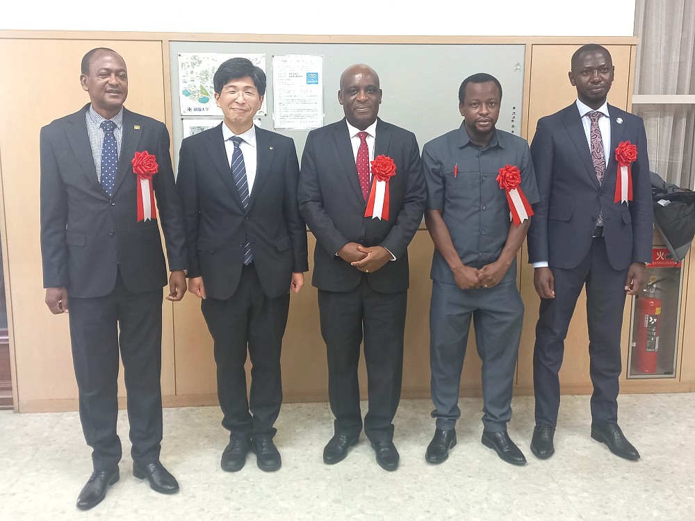 Mhe. Balozi Baraka Luvanda kwenye picha ya pamoja na Makamu Mkuu wa Chuo Kikuu Soka, Professor Akio Nishiura na wageni wengine waalikwa wa Shindano la Hotuba ya Kiswahili lililoandaliwa na Chuo Kikuu Soka