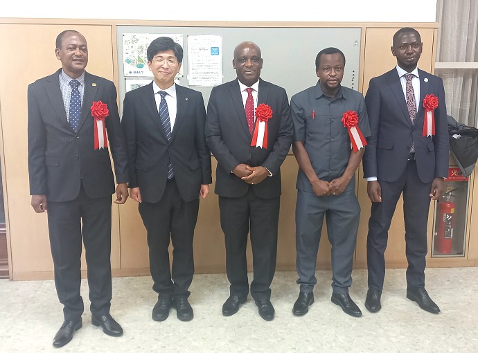 Mhe. Balozi Baraka Luvanda kwenye picha ya pamoja na Makamu Mkuu wa Chuo Kikuu Soka, Professor Akio Nishiura na wageni wengine waalikwa wa Shindano la Hotuba ya Kiswahili lililoandaliwa na Chuo Kikuu Soka