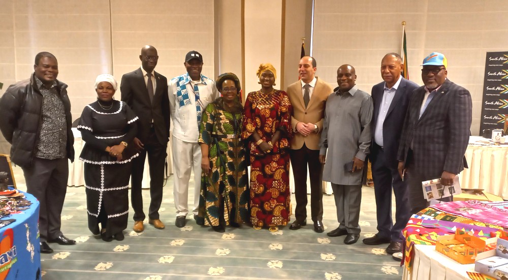 Balozi Baraka Luvanda kwenye picha ya pamoja na Mabalozi na Wawakilishi wa Balozi za Nchi za Afrika zenye uwakilishi nchini Japan, walioshiriki kwenye Tamasha la