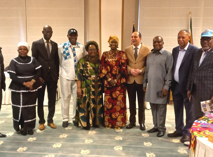 Balozi Baraka Luvanda kwenye picha ya pamoja na Mabalozi na Wawakilishi wa Balozi za Nchi za Afrika zenye uwakilishi nchini Japan, walioshiriki kwenye Tamasha la