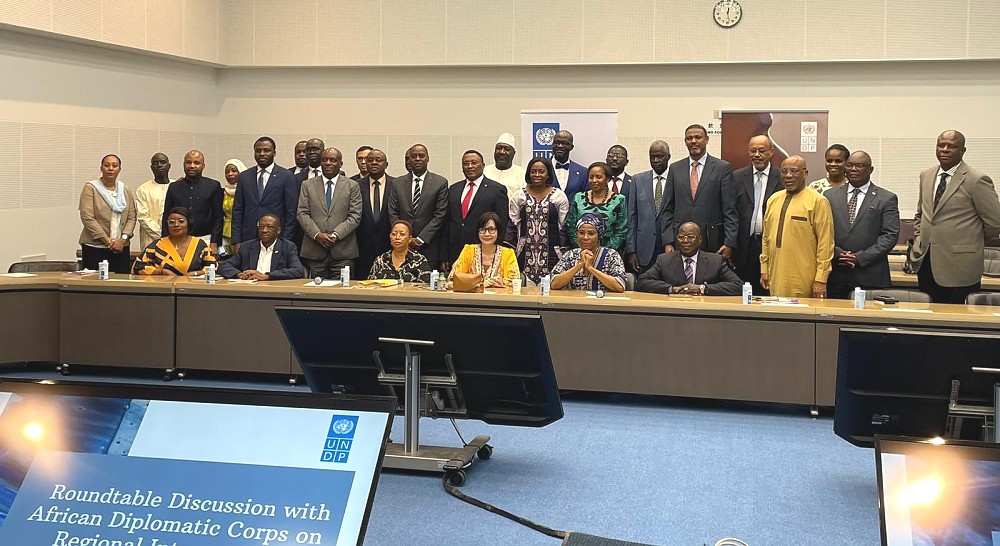 Balozi Luvanda kwenye picha na Mabalozi wa Nchi za Afrika na Naibu Katibu Mkuu wa Mpango wa Maendeleo wa Umoja wa Mataifa-UNDP na Mkurugenzi wa Masuala ya Afrika, Bi. Ahuna Eziakonwa, siku moja kabla ya Maadhimisho ya Miaka 30 ya TICAD, jijini Tokyo