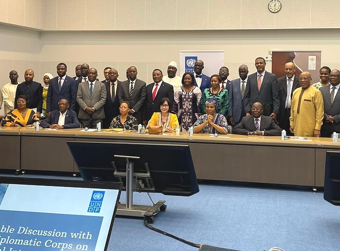 Balozi Luvanda kwenye picha na Mabalozi wa Nchi za Afrika na Naibu Katibu Mkuu wa Mpango wa Maendeleo wa Umoja wa Mataifa-UNDP na Mkurugenzi wa Masuala ya Afrika, Bi. Ahuna Eziakonwa, siku moja kabla ya Maadhimisho ya Miaka 30 ya TICAD, jijini Tokyo