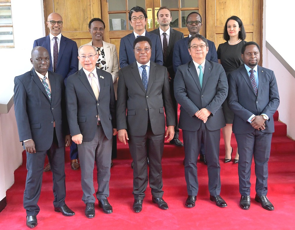 WAZIRI MKUU, Mhe. Kassim Majaliwa mara baada ya kushuhudia uwekaji saini Mkataba kati ya Ofisi ya Rais TAMISEMI na Kampuni ya Tumbaku Japan (JT Group), utakayoiwezesha kampuni hiyo kuendelea kutoa huduma za kijamii katika maeneo inayonunua zao hilo nchini