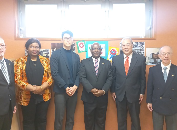 H.E. Ambassador Baraka Luvanda in a group photo with Principal and Chairman of  Sanae Kindergarten School Mr. Koichi Yoshikawa, and their delegations, at the school facilities in Moriguchi City, Osaka.