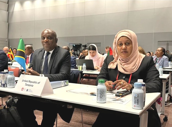 Mhe. Balozi Baraka Luvanda kwenye picha ya pamoja na Mkurugenzi Mkuu wa Mamlaka ya Maendeleo ya Biashara Tanzania (TANTRADE), Bi. Latifa Mohammed, kwenye Mkutano wa 03 wa Maandalizi ya Maonesho ya Biashara ya Dunia, EXPO 2025 OSAKA, KANSAI.