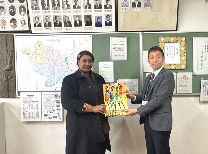 Ms. Edna Dioniz Chuku, Counsellor for Economic Affairs, with Vice Principal of Chofu Otsuka Elementary School before delivering a lecture on Tanzania to sixth-grade students