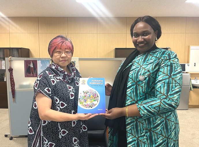 Afisa Ubalozi,  Bi. Edna Chuku  kwenye picha ya pamoja na Prof. Tekemura Keiko, Mkuu wa Kitivo cha Lugha za Kigeni, Chuo Kikuu cha OSAKA