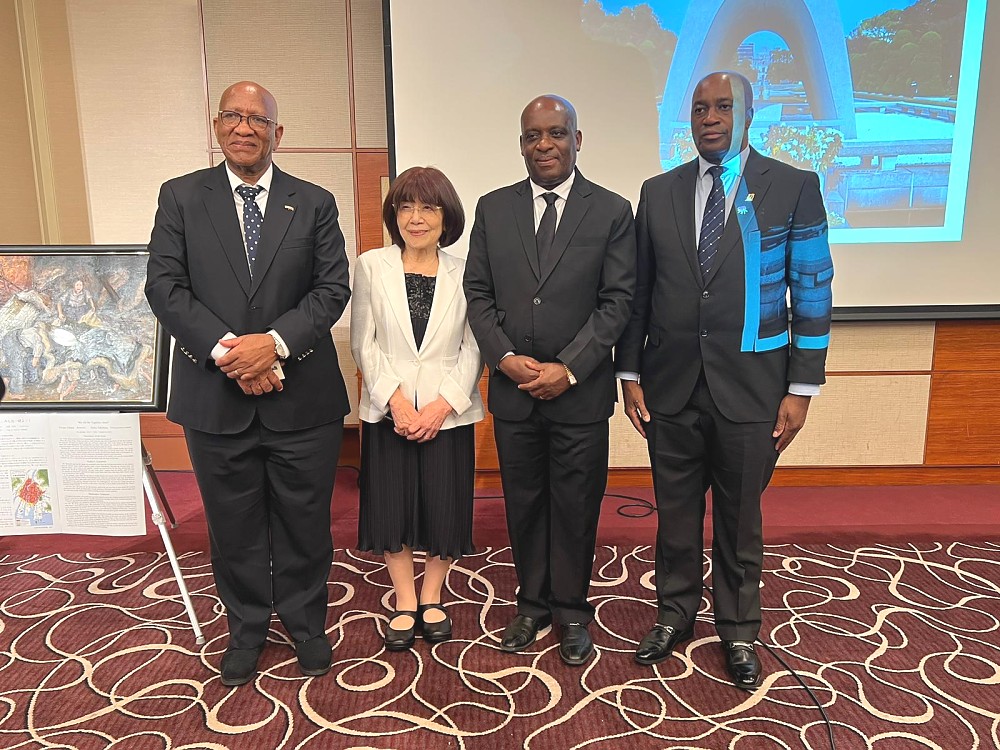 Balozi Baraka Luvanda akiwa katika picha ya pamoja na mmoja wa Wahanga wa Bomu la Nyukilia na mabalozi wengine.