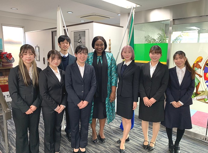 The Embassy's First Secretary, Ms. Edna Chuku with students from Tokyo University of Foreign Studies, on 16th December 2022
