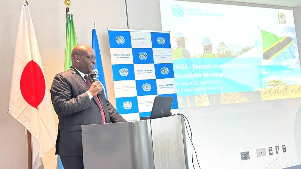 Mheshimiwa Balozi Baraka Luvanda akifunga Semina ya Uwekezaji na Kampuni zinazohusika na Ujenzi na Miundombinu zilizo chini ya Jumuiya ya Kampuni za Japani kwa Maendeleo ya Miundombinu ya Afrika (JAIDA), jijini Tokyo, tarehe 29 Mei 2024.
