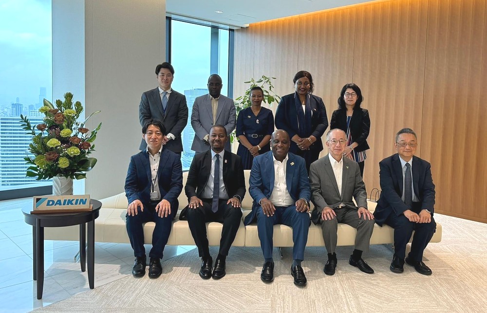 Picha ya pamoja na watendaji wakuu wa Kampuni ya DAIKIN kwenye Makao Makuu ya Kampuni hiyo, jijini Osaka, tarehe 31 Mei 2024.