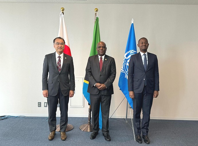 Mhe. Seiichi Onodera, Naibu Waziri anayeshughulikia Miradi ya Kimataifa wa Wizara ya Ardhi, Miundombinu, Usafirishaji na Utalii ya Japan, Mhe. Balozi Baraka Luvanda na Bw. Gilead Teri, Mkurugenzi Mtendaji wa Kituo cha Uwekezaji Tanzania.