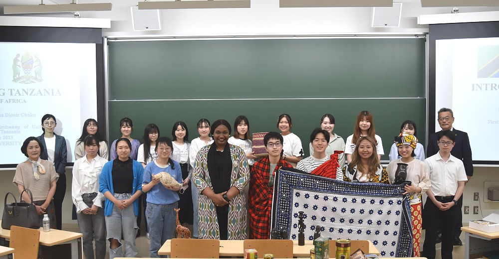 Afisa Ubalozi, Bi. Edna Chuku akiwa pamoja na wanafunzi na wahadhiri wa Chuo Kikuu cha SOKA mara baada ya kuhitimishwa kwa Semina kuhusu Tanzania