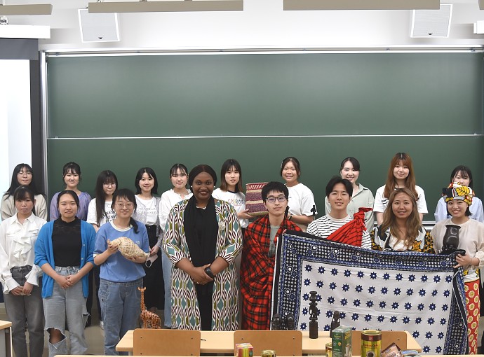 Afisa Ubalozi, Bi. Edna Chuku akiwa pamoja na wanafunzi na wahadhiri wa Chuo Kikuu cha SOKA mara baada ya kuhitimishwa kwa Semina kuhusu Tanzania