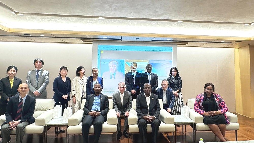 Picha ya pamoja na watendaji wakuu wa Kampuni ya EARTH PHARMACEUTICALS, mara baada ya kuhitimishwa kwa mazungumzo, jijini Osaka, tarehe 30 Mei 2024.