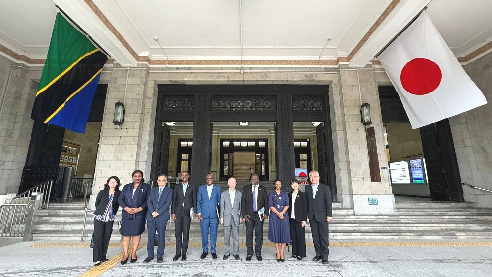 Picha ya pamoja, katika Ofisi za Gavana wa Jimbo la Osaka, Japan, mara baada ya kuhitimisha mazungumzo na Naibu Gavana wa Jimbo la Osaka, tarehe 31 Mei 2024.