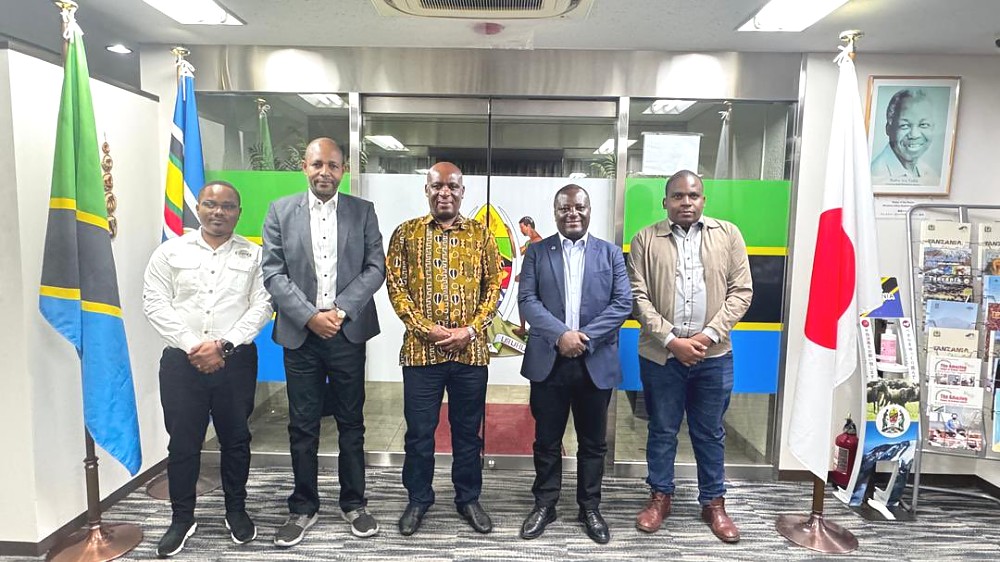 Mheshimiwa Balozi Baraka Luvanda kwenye picha ya pamoja na Mkurugenzi Mkuu wa Bodi ya Kahawa Tanzania, Bw. Primus Kimaryo aliyeambatana na maafisa wa Bodi hiyo.