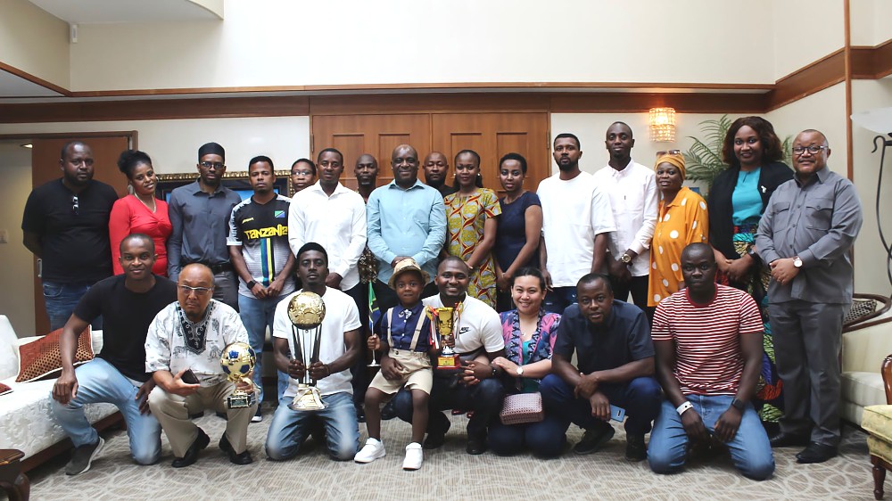 Picha ya pamoja ya Mhe. Balozi Baraka Luvanda na Timu ya Mpira wa Miguu ya Watanzania waishio Japan (Kilimanjaro FC)
