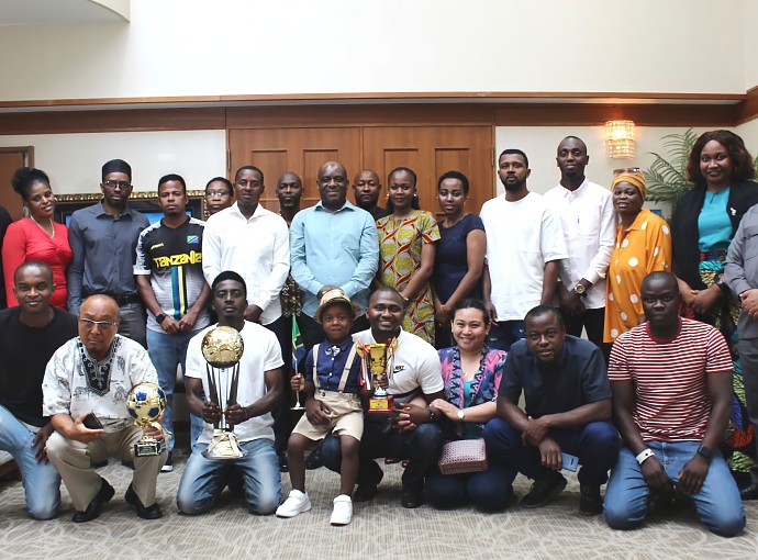 Picha ya pamoja ya Mhe. Balozi Baraka Luvanda na Timu ya Mpira wa Miguu ya Watanzania waishio Japan (Kilimanjaro FC)