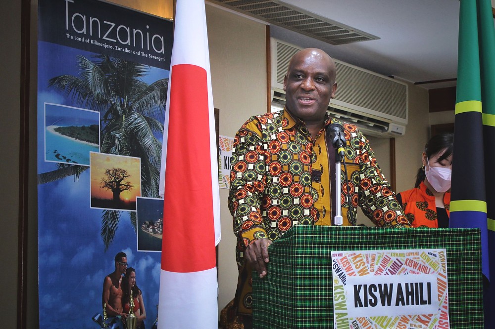 Mhe. Balozi Baraka H. Luvanda akiwasilisha Hotuba na Historia ya Lugha ya Kiswahili kwenye Maadhimisho ya Siku ya Kiswahili Duniani
