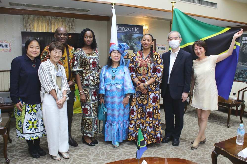 Balozi Luvanda akiwa na Bi. Midori Uno, Bw. Yoshiharu Matsumoto na Bi. Kuniko Shimizu, wadhamini wa Shindano la Kuwasilisha Mada kwa Lugha ya Kiswahili