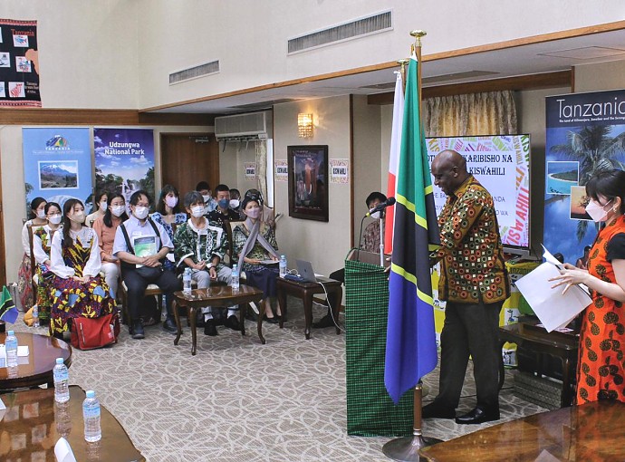 Mhe. Balozi Baraka H. Luvanda akiwasilisha Hotuba na Historia ya Lugha ya Kiswahili kwenye Maadhimisho ya Siku ya Kiswahili Duniani
