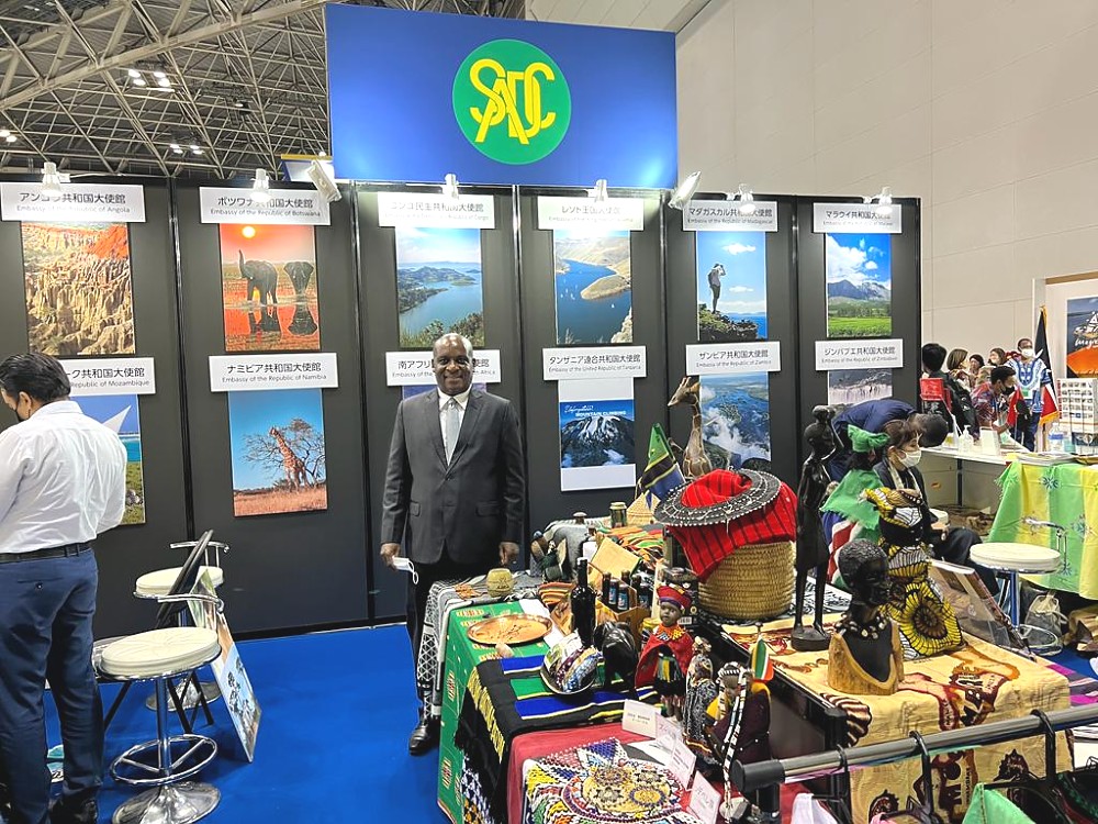 Mhe. Balozi Baraka Luvanda  kwenye Banda la SADC kwenye Maonesho ya Kimataifa ya Utalii ya Japan