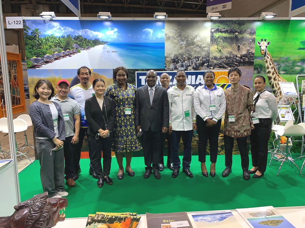 Mhe. Balozi Baraka H. Luvanda kwenye picha na wawakilishi wa Taasisi za Utalii za Tanzania pamoja na wafanyakazi wa Ubalozi kwenye Maonesho ya Kimataifa ya Utalii ya Japan yaliyofanyika Tokyo