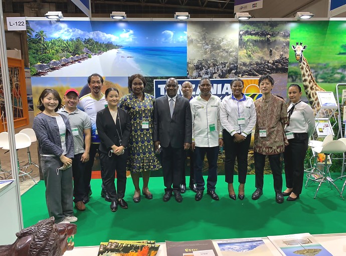 Mhe. Balozi Baraka H. Luvanda kwenye picha na wawakilishi wa Taasisi za Utalii za Tanzania pamoja na wafanyakazi wa Ubalozi kwenye Maonesho ya Kimataifa ya Utalii ya Japan yaliyofanyika Tokyo