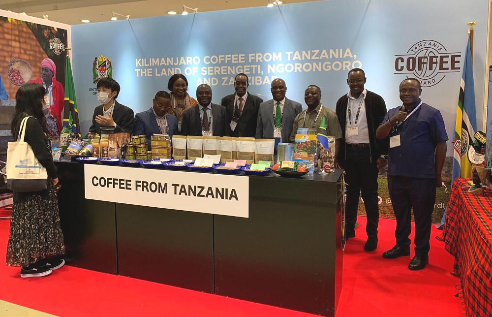Mhe. Balozi Baraka Luvanda kwenye picha ya pamoja na wawakilishi wa Bodi ya Kahawa Tanzania na taasisi za Tanzania zinazohusika na kahawa, wakati wa Maonesho ya Kimataifa ya Kahawa Japan 2022, jijini Tokyo