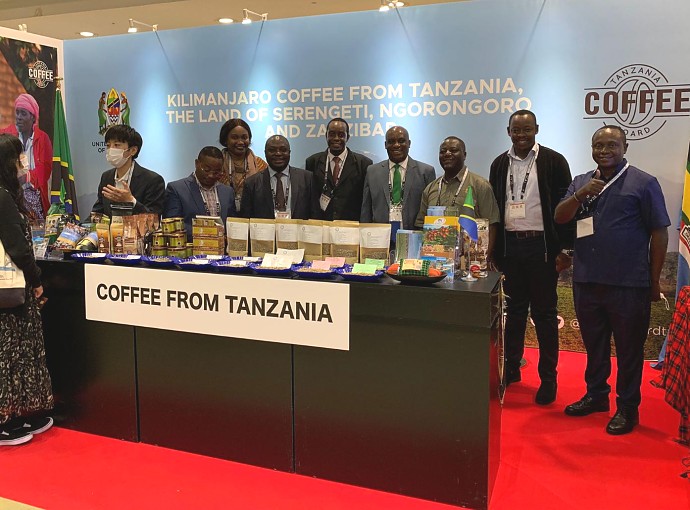 Mhe. Balozi Baraka Luvanda kwenye picha ya pamoja na wawakilishi wa Bodi ya Kahawa Tanzania na taasisi za Tanzania zinazohusika na kahawa, wakati wa Maonesho ya Kimataifa ya Kahawa Japan 2022, jijini Tokyo