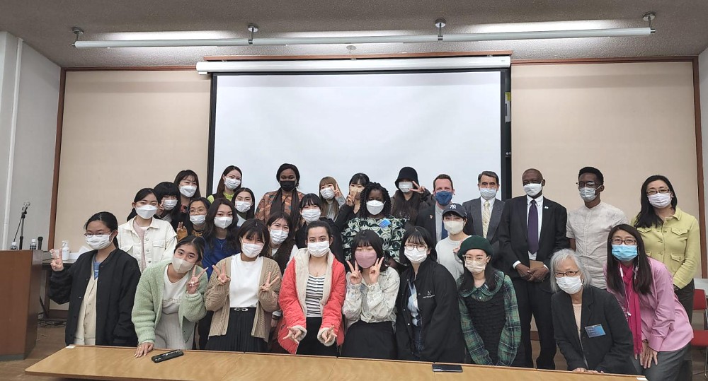 A group photo of Osaka Jogakuin University students who attended a lecture given by diplomats from African Embassies in Japan