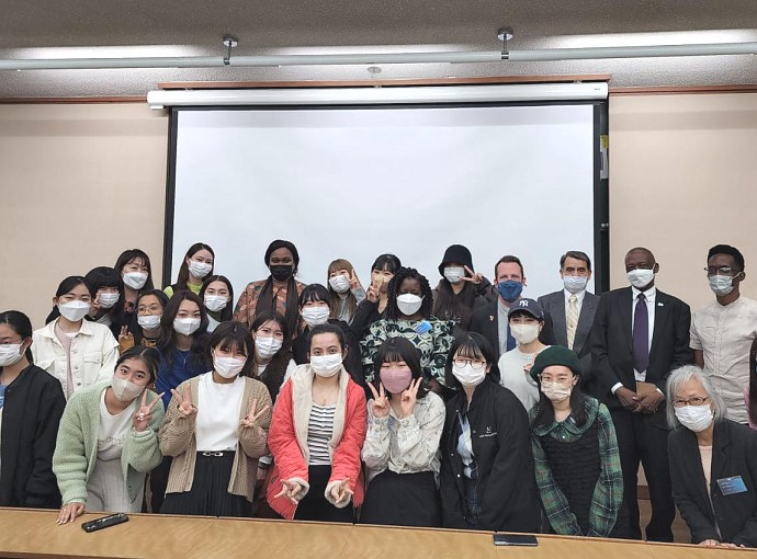 A group photo of Osaka Jogakuin University students who attended a lecture given by diplomats from African Embassies in Japan