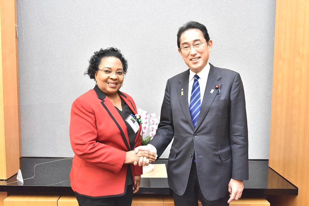 Mhe. Mama Mary Majaliwa akisalimiana na Waziri Mkuu wa Japan, Fumio Kishida kwenye Makazi yake Tokyo, tarehe 01 Desemba 2022 wakati wa kuhitimisha Mkutano (APA Summit)