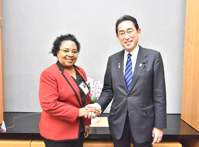Mhe. Mama Mary Majaliwa akisalimiana na Waziri Mkuu wa Japan, Fumio Kishida kwenye Makazi yake Tokyo, tarehe 01 Desemba 2022 wakati wa kuhitimisha Mkutano (APA Summit)