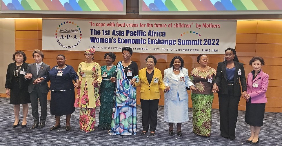 Mhe. Mary Majaliwa kwenye picha ya pamoja na Wenza wa Viongozi walioshiriki Mkutano wa Kwanza wa Kilele wa Ushirikiano wa Kiuchumi wa Wanawake wa Nchi za Asia - Pasifiki na Afrika (APA) uliofanyika tarehe 28 Novemba – 1 Desemba 2022 Tokyo, Japan