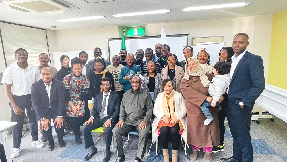 Balozi Baraka Luvanda kwenye picha ya pamoja na washiriki wote kwenye Mkutano wa Mwaka wa Umoja wa Wanafunzi wa Kitanzania nchini Japan (TSJ)