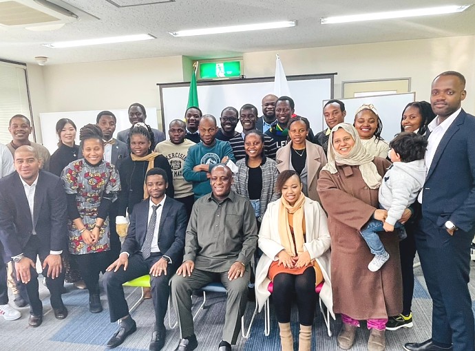 Balozi Baraka Luvanda kwenye picha ya pamoja na washiriki wote kwenye Mkutano wa Mwaka wa Umoja wa Wanafunzi wa Kitanzania nchini Japan (TSJ)