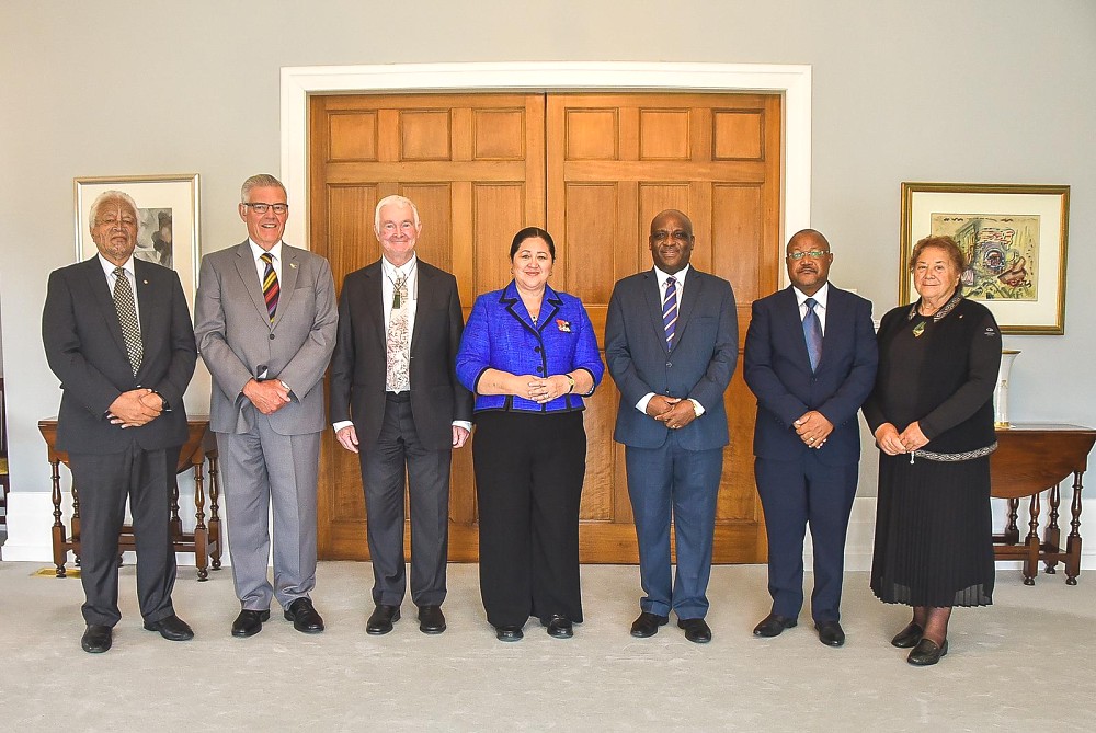 Balozi Baraka Luvanda kwenye picha ya pamoja na Gavana Jenerali na Amiri Jeshi Mkuu wa New Zealand, Mhe. Bibi. Cindy Kiro na ujumbe wao