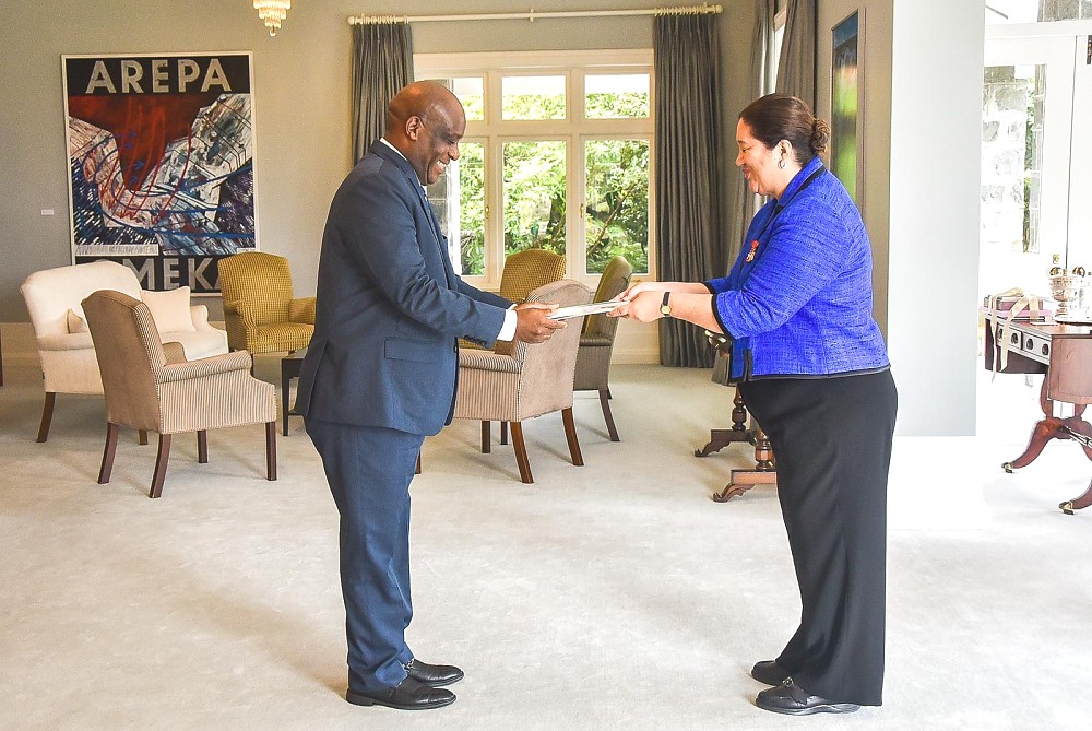 Balozi Baraka Luvanda akiwasilisha Hati za Utambulisho kwa Gavana Jenerali na Amiri Jeshi Mkuu wa New Zealand, Mheshimiwa Bibi. Cindy Kiro