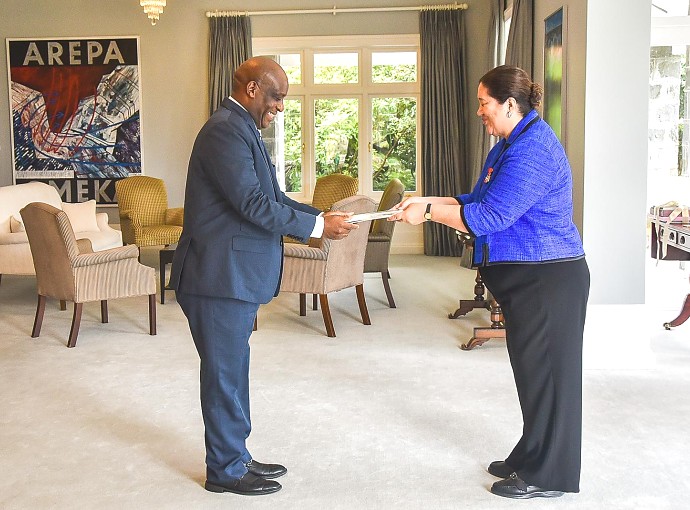 Balozi Baraka Luvanda akiwasilisha Hati za Utambulisho kwa Gavana Jenerali na Amiri Jeshi Mkuu wa New Zealand, Mheshimiwa Bibi. Cindy Kiro