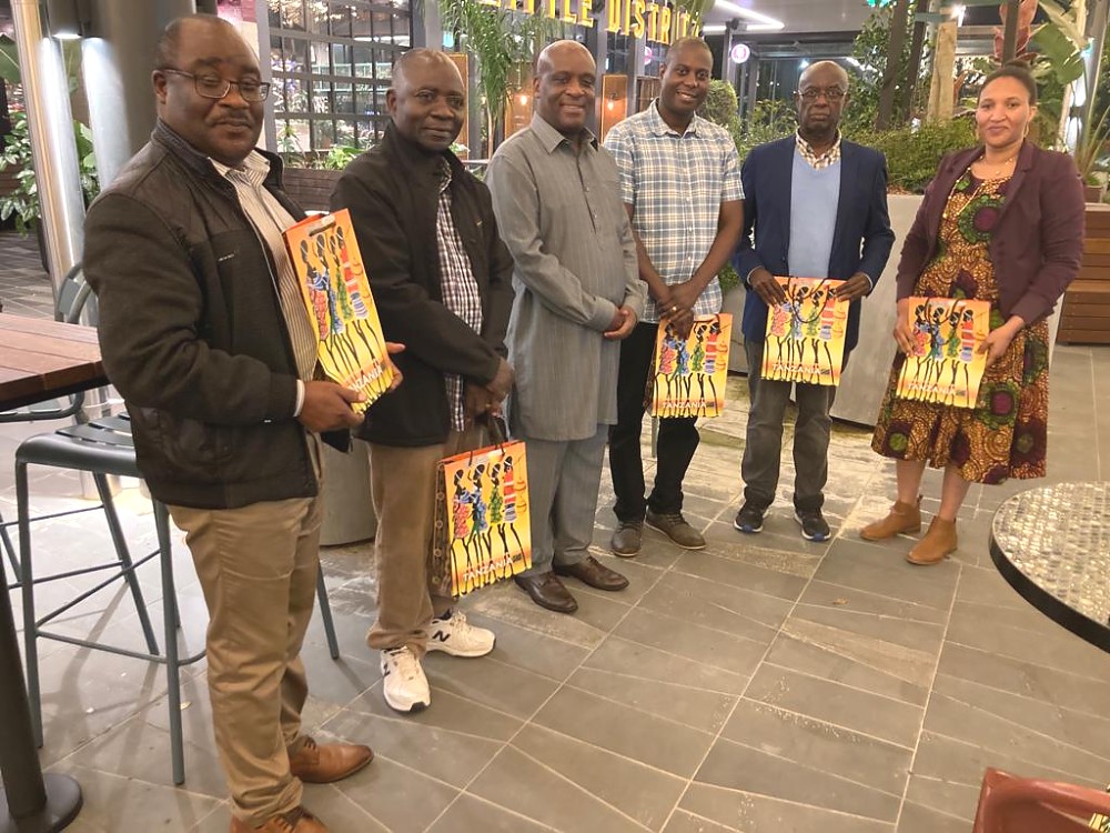 Balozi Baraka Luvanda kwenye picha ya pamoja na Viongozi wa Jumuiya ya Watanzania waishio New Zealand (Tanzania New Zealand Association – TANZA)