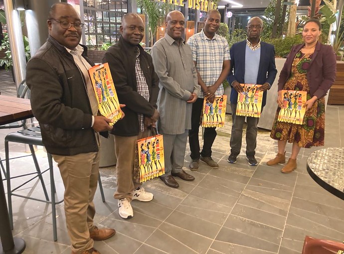 Balozi Baraka Luvanda kwenye picha ya pamoja na Viongozi wa Jumuiya ya Watanzania waishio New Zealand (Tanzania New Zealand Association – TANZA)