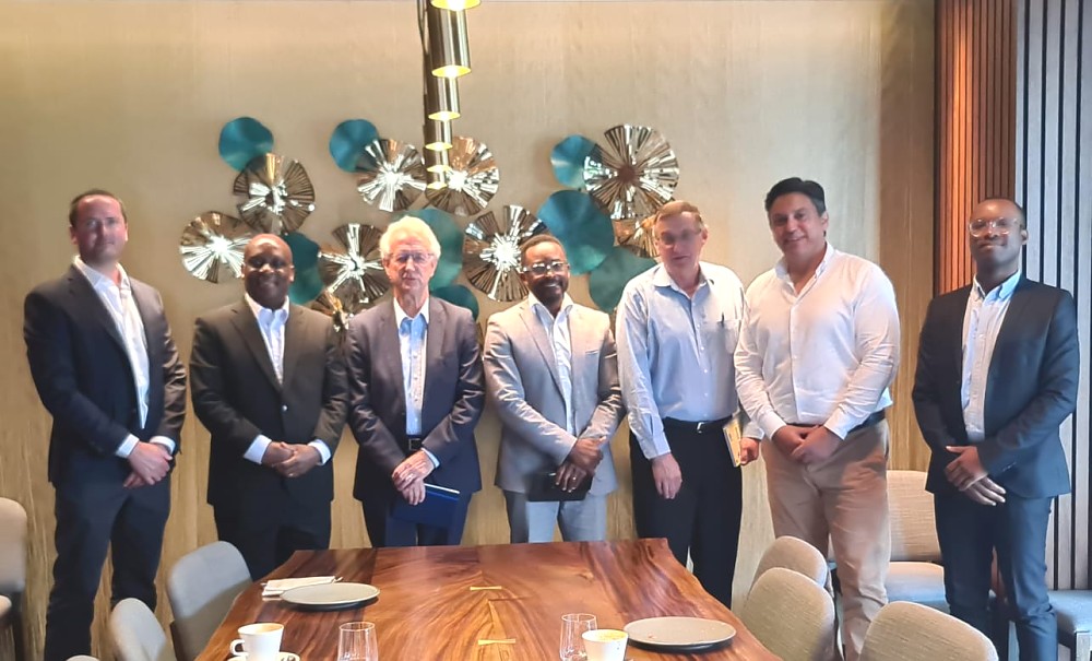 Balozi Baraka Luvanda kwenye picha ya pamoja na wafanyabiashara na wawekezaji wa nchini New Zealand, mara baada ya kuhitimisha mazungumzo yao