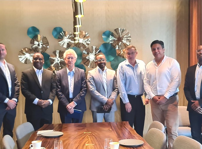 Balozi Baraka Luvanda kwenye picha ya pamoja na wafanyabiashara na wawekezaji wa nchini New Zealand, mara baada ya kuhitimisha mazungumzo yao