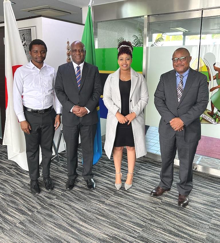 Balozi Luvanda kwenye picha ya pamoja na Viongozi wa Jumuiya ya Wanafunzi wa Tanzania wanaosoma nchini Japan “Tanzanian Students Association in Japan – TSJ”